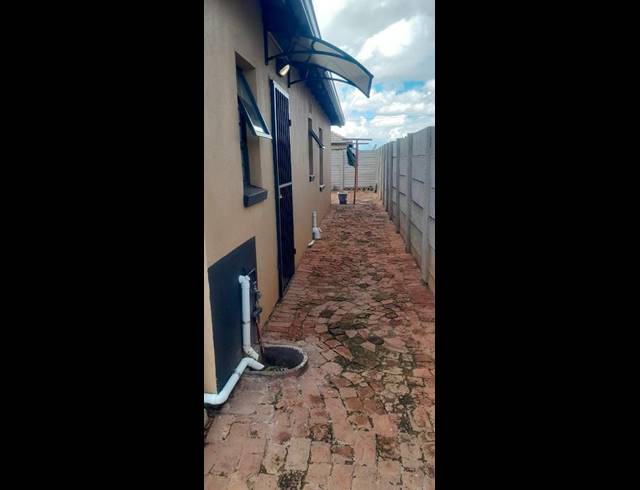 3 BEDROOM HOUSE FOR SALE IN PROTEA GLEN